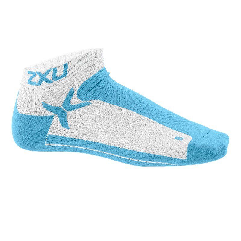 Мужские низкие спортивные носки 2XU MQ1903e (белый / голубой)